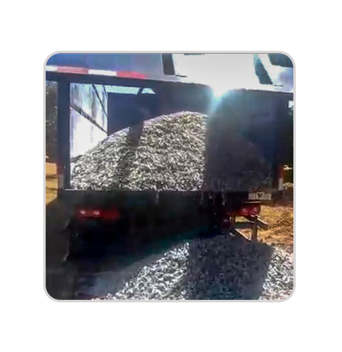 Carreta descarregando material a granel